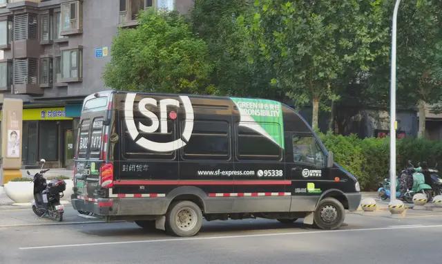 顺丰王卫又双叒敲钟了！小米CFO现身“站台”