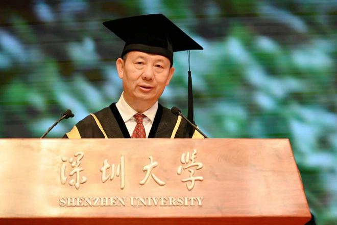 “Labubu、‘如何呢又能怎’？深大校长毕业寄语狠狠共情年轻人”