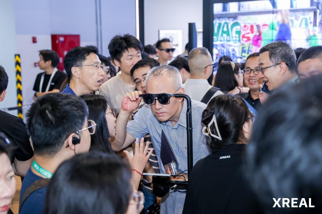 智能眼镜跨界联名掀热潮，明星青睐能否撬动消费新蓝海？