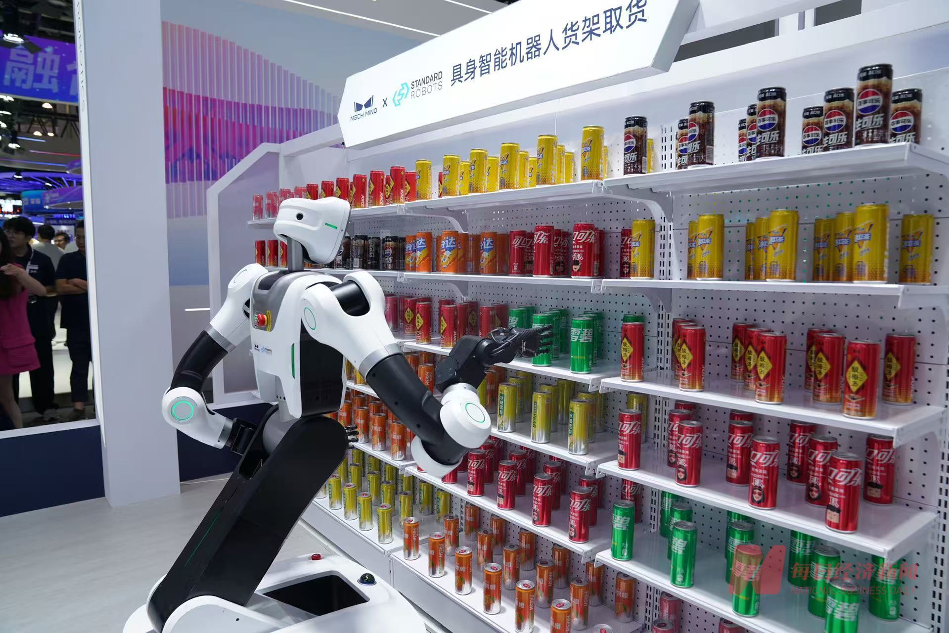 WAIC2025首日探馆：大模型引领具身智能与AI终端融合发展