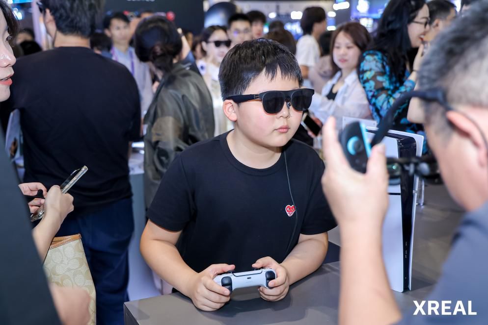 智能眼镜跨界联名掀热潮，明星青睐能否撬动消费新蓝海？