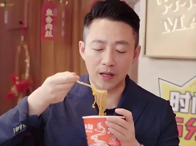 麻六记酸辣粉发霉引争议，白家阿宽致歉并启动产品召回